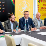 Posiedzenie komisji sportu, turystyki i promocji rady miasta. Od lewej: Paweł Gągorowski - pełnomocnik prezydenta Kielc, Karol Wilczyński - przewodniczący komisji sportu, turystyki i promocji rady miasta, Bogdan Wenta - prezydent Kielc, Marian Urban - wiceprezes zarządu PGE Vive, architekt Andrzej Detka / Wiktor Taszłow / Radio Kielce