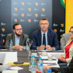 Posiedzenie komisji sportu, turystyki i promocji rady miasta. Od lewej: Paweł Gągorowski - pełnomocnik prezydenta Kielc, Karol Wilczyński - przewodniczący komisji sportu, turystyki i promocji rady miasta, Bogdan Wenta - prezydent Kielc / Wiktor Taszłow / Radio Kielce