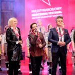 Kielce. Koncert "Gospodarze - Gościom". Na zdjęciu (od lewej): Danuta Papaj - wiceprezydent Kielc, wicemarszałek Renata Janik, wojewoda Agata Wojtyszek i senator Krzysztof Słoń / Wiktor Taszłow / Radio Kielce