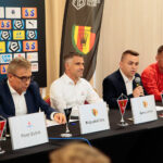 Konferencja prasowa Korony Kielce. Od lewej: Krzysztof Zając - prezes zarządu Korony Kielce, Gino Lettieri - trener Korony, Rafał Kielczyk - rzecznik prasowy Korony, Adnan Kovacević - obrońca Korony / Wiktor Taszłow / Radio Kielce