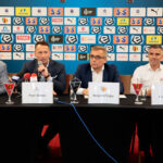 Konferencja prasowa Korony Kielce. Od lewej: Mirosław Malinowski - prezes ŚZPN, Piotr Dulnik - prezes Suzuki Motor Poland, Krzysztof Zając - prezes zarządu Korony, Gino Lettieri - trener Korony / Wiktor Taszłow / Radio Kielce