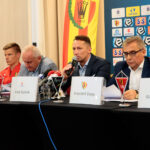 Konferencja prasowa Korony Kielce. Od lewej: Jakub Żubrowski - pomocnik Korony, Mirosław Malinowski - prezes ŚZPN, Piotr Dulnik - prezes Suzuki Motor Poland, Krzysztof Zając - prezes zarządu Korony / Wiktor Taszłow / Radio Kielce