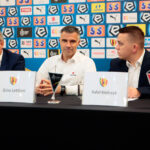 Konferencja prasowa Korony Kielce. Od lewej: Krzysztof Zając - prezes zarządu Korony, Gino Lettieri - trener Korony i Rafał Kielczyk - rzecznik prasowy Korony / Wiktor Taszłow / Radio Kielce