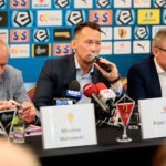 Konferencja prasowa Korony Kielce. Od lewej: Mirosław Malinowski - prezes ŚZPN, Piotr Dulnik - prezes Suzuki Motor Poland, Krzysztof Zając - prezes zarządu Korony / Wiktor Taszłow / Radio Kielce