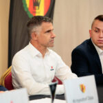 Konferencja prasowa Korony Kielce. Od lewej: Gino Lettieri - trener Korony, Rafał Kielczyk - rzecznik prasowy Korony, Adnan Kovacević - obrońca Korony / Wiktor Taszłow / Radio Kielce