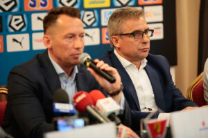 Konferencja prasowa Korony Kielce. Od lewej: Piotr Dulnik - prezes Suzuki Motor Poland, Krzysztof Zając - prezes zarządu Korony / Wiktor Taszłow / Radio Kielce