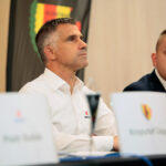 Konferencja prasowa Korony Kielce. Od lewej: Gino Lettieri - trener Korony, Rafał Kielczyk - rzecznik prasowy Korony / Wiktor Taszłow / Radio Kielce