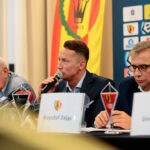 Konferencja prasowa Korony Kielce. Od lewej: Mirosław Malinowski - prezes ŚZPN, Piotr Dulnik - prezes Suzuki Motor Poland, Krzysztof Zając - prezes zarządu Korony / Wiktor Taszłow / Radio Kielce
