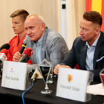 Konferencja prasowa Korony Kielce. Od lewej: Jakub Żubrowski - pomocnik Korony, Mirosław Malinowski - prezes ŚZPN, Piotr Dulnik - prezes Suzuki Motor Poland / Wiktor Taszłow / Radio Kielce