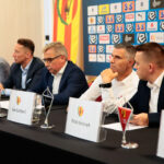 Konferencja prasowa Korony Kielce. Od lewej: Jakub Żubrowski - pomocnik Korony, Mirosław Malinowski - prezes ŚZPN, Piotr Dulnik - prezes Suzuki Motor Poland, Krzysztof Zając - prezes zarządu Korony, Gino Lettieri - trener Korony, Rafał Kielczyk - rzecznik prasowy Korony / Wiktor Taszłow / Radio Kielce