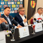 Konferencja prasowa Korony Kielce. Od lewej: Jakub Żubrowski - pomocnik Korony, Mirosław Malinowski - prezes ŚZPN, Piotr Dulnik - prezes Suzuki Motor Poland, Krzysztof Zając - prezes zarządu Korony, Gino Lettieri - trener Korony, Rafał Kielczyk - rzecznik prasowy Korony / Wiktor Taszłow / Radio Kielce