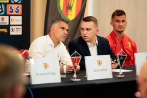 Konferencja prasowa Korony Kielce. Od lewej: Gino Lettieri - trener Korony, Rafał Kielczyk - rzecznik prasowy Korony, Adnan Kovacević - obrońca Korony / Wiktor Taszłow / Radio Kielce