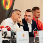 Konferencja prasowa Korony Kielce. Od lewej: Gino Lettieri - trener Korony, Rafał Kielczyk - rzecznik prasowy Korony, Adnan Kovacević - obrońca Korony / Wiktor Taszłow / Radio Kielce