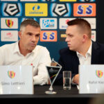Konferencja prasowa Korony Kielce. Od lewej: Gino Lettieri - trener Korony, Rafał Kielczyk - rzecznik prasowy Korony / Wiktor Taszłow / Radio Kielce