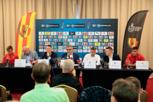 Konferencja prasowa Korony Kielce. Od lewej: Jakub Żubrowski - pomocnik Korony, Mirosław Malinowski - prezes ŚZPN, Piotr Dulnik - prezes Suzuki Motor Poland, Krzysztof Zając - prezes zarządu Korony, Gino Lettieri - trener Korony, Rafał Kielczyk - rzecznik prasowy Korony, Adnan Kovacević - obrońca Korony / Wiktor Taszłow / Radio Kielce