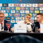 Konferencja prasowa Korony Kielce. Od lewej: Krzysztof Zając - prezes zarządu Korony, Gino Lettieri - trener Korony, Rafał Kielczyk - rzecznik prasowy Korony / Wiktor Taszłow / Radio Kielce