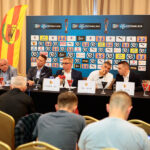 Konferencja prasowa Korony Kielce. Od lewej: Jakub Żubrowski - pomocnik Korony, Mirosław Malinowski - prezes ŚZPN, Piotr Dulnik - prezes Suzuki Motor Poland, Krzysztof Zając - prezes zarządu Korony, Gino Lettieri - trener Korony, Rafał Kielczyk - rzecznik prasowy Korony, Adnan Kovacević - obrońca Korony / Wiktor Taszłow / Radio Kielce