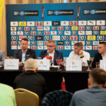 Konferencja prasowa Korony Kielce. Mirosław Malinowski - prezes ŚZPN, Piotr Dulnik - prezes Suzuki Motor Poland, Krzysztof Zając - prezes zarządu Korony, Gino Lettieri - trener Korony, Rafał Kielczyk - rzecznik prasowy Korony / Wiktor Taszłow / Radio Kielce