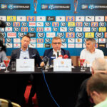 Konferencja prasowa Korony Kielce. Mirosław Malinowski - prezes ŚZPN, Piotr Dulnik - prezes Suzuki Motor Poland, Krzysztof Zając - prezes zarządu Korony, Gino Lettieri - trener Korony, Rafał Kielczyk - rzecznik prasowy Korony / Wiktor Taszłow / Radio Kielce