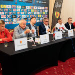 Konferencja prasowa Korony Kielce. Od lewej: Jakub Żubrowski - pomocnik Korony, Mirosław Malinowski - prezes ŚZPN, Piotr Dulnik - prezes Suzuki Motor Poland, Krzysztof Zając - prezes zarządu Korony, Gino Lettieri - trener Korony, Rafał Kielczyk - rzecznik prasowy Korony, Adnan Kovacević - obrońca Korony / Wiktor Taszłow / Radio Kielce