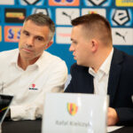 Konferencja prasowa Korony Kielce. Od lewej: Gino Lettieri - trener Korony, Rafał Kielczyk - rzecznik prasowy Korony / Wiktor Taszłow / Radio Kielce