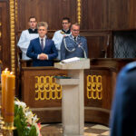 Święty Krzyż. Wojewódzkie Obchody Święta Policji. Na zdjęciu (od lewej): senator Krzysztof Słoń i Artur Bielecki - zastępca komendanta wojewódzkiego policji w Kielcach / Wiktor Taszłow / Radio Kielce