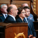 Święty Krzyż. Wojewódzkie Obchody Święta Policji. Na zdjęciu (od lewej): Piotr Wawrzyk - podsekretarz stanu w Ministerstwie Spraw Zagranicznych, wojewoda Agata Wojtyszek i wicewojewoda Bartłomiej Dorywalski / Wiktor Taszłow / Radio Kielce