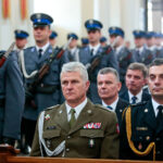 Święty Krzyż. Wojewódzkie Obchody Święta Policji. Na zdjęciu (od lewej): Jarosław Molisak - szef Wojewódzkiego Sztabu Wojskowego i Krzysztof Ciosek - komendant wojewódzki Państwowej Straży Pożarnej w Kielcach / Wiktor Taszłow / Radio Kielce