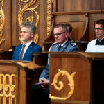 Święty Krzyż. Wojewódzkie Obchody Święta Policji. Na zdjęciu (od lewej): senator Krzysztof Słoń i Artur Bednarek - zastępca komendanta wojewódzkiego policji w Kielcach / Wiktor Taszłow / Radio Kielce