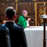 Święty Krzyż. Wojewódzkie Obchody Święta Policji. Biskup Krzysztof Nitkiewicz / Wiktor Taszłow / Radio Kielce