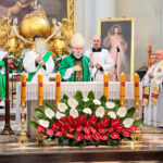 Święty Krzyż. Wojewódzkie Obchody Święta Policji. Biskup Krzysztof Nitkiewicz / Wiktor Taszłow / Radio Kielce