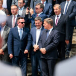 Święty Krzyż. Wojewódzkie Obchody Święta Policji. Na zdjęciu (od lewej): Paweł Faryna - starosta jędrzejowski, Jarosław Karyś - wiceprzewodniczący kieleckiej Rady Miasta i Andrzej Pruś - przewodniczący sejmiku województwa / Wiktor Taszłow / Radio Kielce