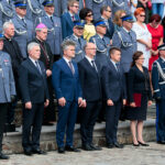 Święty Krzyż. Wojewódzkie Obchody Święta Policji. Na zdjęciu (od lewej): Paweł Dierżak - komendant wojewódzki policji w Kielcach, marszałek Andrzej Bętkowski, senator Krzysztof Słoń, Piotr Wawrzyk - podsekretarz stanu w Ministerstwie Spraw Zagranicznych, wicewojewoda Bartłomiej Dorywalski, wojewoda Agata Wojtyszek i Jarosław Szymczyk - komendant główny policji / Wiktor Taszłow / Radio Kielce