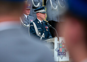 Święty Krzyż. Wojewódzkie Obchody Święta Policji. Przemawia Jarosław Szymczyk - komendant główny policji / Wiktor Taszłow / Radio Kielce