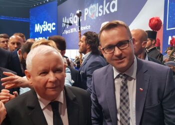 Katowice. Trzeci dzień konwencji PiS. Na zdjęciu od lewej: Jarosław Kaczyński - prezes PiS i poseł Porozumienia Michał Cieślak / Radio Kielce