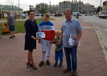 Kampania informacyjna dotycząca programu Rodzina 500 plus. Na zdjęciu (z lewej strony) Agata Wojtyszek, wojewoda świętokrzyski / Anna Głąb / Radio Kielce