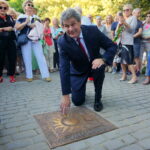 Dyrygent Mirosław Jacek Błaszczyk odsłania słoneczko na promenadzie / Dorota Klusek / Radio Kielce