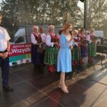 Wiceminister sportu Anna Krupka na Jarmarku w Strzegomiu. Obok wójt Rytwian Grzegorz Forkasiewicz i zespół Sichowianie / Grażyna Szlęzak-Wójcik / Radio Kielce