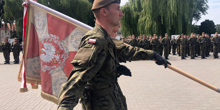 Sztandar 2 Pułku Piechoty Legionów Armii Krajowej / Grażyna Szlęzak-Wójcik / Radio Kielce