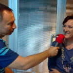 Warszawa. Bajkowe lato z Radiem Kielce. Wizyta w siedzibie Warner Music Poland. Na zdjęciu Jerzy Jop - Radio Kielce oraz Alicja Szymańska, dyrektor Polskich Nagrań / Anna Głąb / Radio Kielce