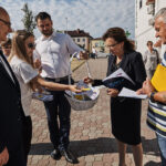 Kampania informacyjna programu Rodzina 500 plus. Na zdjęciu (od lewej): Krzysztof Obratański - burmistrz Końskich i Agata Wojtyszek - wojewoda świętokrzyski / Magdalena Galas-Klusek / Radio Kielce