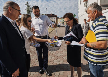 Kampania informacyjna programu Rodzina 500 plus. Na zdjęciu (od lewej): Krzysztof Obratański - burmistrz Końskich i Agata Wojtyszek - wojewoda świętokrzyski / Magdalena Galas-Klusek / Radio Kielce