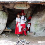 Rzaholecki Las. Jaskinia Rumcajsa. Na zdjęciu: Hanka i Rumcajs / Stanisław Blinstrub / Radio Kielce