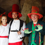 Rzaholecki Las. Jaskinia Rumcajsa. Na zdjęciu: Hanka, Rumcajs i Wodnik / Stanisław Blinstrub / Radio Kielce