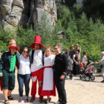 Czeski Raj. Skalne Miasto. Na zdjęciu (od lewej): Wodnik, Emilia Sitarska, Rumcajs, Hanka i Stanisław Blinstrub / Radio Kielce