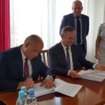 Podpisanie listu intencyjnego w sprawie wybudowania farmy fotowoltaicznej w Grabowcu. Na zdjęciu: Marek Ryński - wiceprezes ds. Technicznych Enei Połaniec, Rafał Łysiak - burmistrz Miasta i Gminy Osiek, Hanna Rzepka - skarbnik Miasta