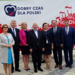 Sandomierz. Prawo i Sprawiedliwość rozpoczyna zbieranie podpisów na Sandomierszczyźnie. Na zdjęciu (od lewej): Maria Zuba - poseł, Jarosław Rusiecki - senator, Dorota Stępień-Zająć - kandydatka na posła, Agata Wojtyszek - wojewoda świętokrzyski, Marek Kwitek - poseł, Andrzej Kryj - poseł, Małgorzata Jalowska - wicestarosta opatowski, kandydatka na posła / Emilia Sitarska / Radio Kielce