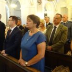 Obchody Święta Wojska Polskiego w Ostrowcu Świętokrzyskim. Włodzimierz Stec - radny miejski, Jarosław Górczyński - prezydent Ostrowca Świętokrzyskiego, Marzena Dębniak - starosta ostrowiecki, Piotr Maj - radny powiatowy i Anna Niedbała - sekretarz miasta / Emilia Sitarska / Radio Kielce