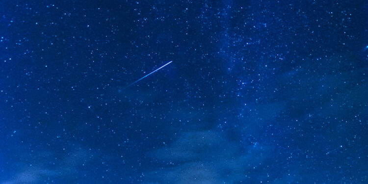 Meteor sporadyczny, sfotografowany w czasie maksimum roju Perseidów / wikipedia