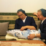 Noworodek w oknie życia w Sandomierzu / sandomierz.caritas.pl